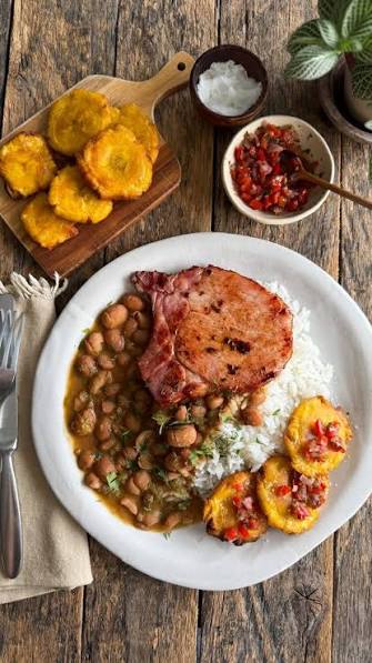 Arroz con menestra, carne y plátano