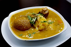 Caldo de bola de plátano verde