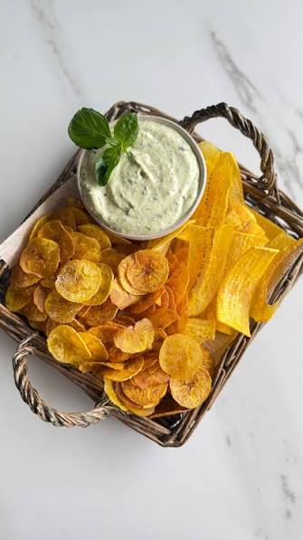 Chifles con salsa de queso