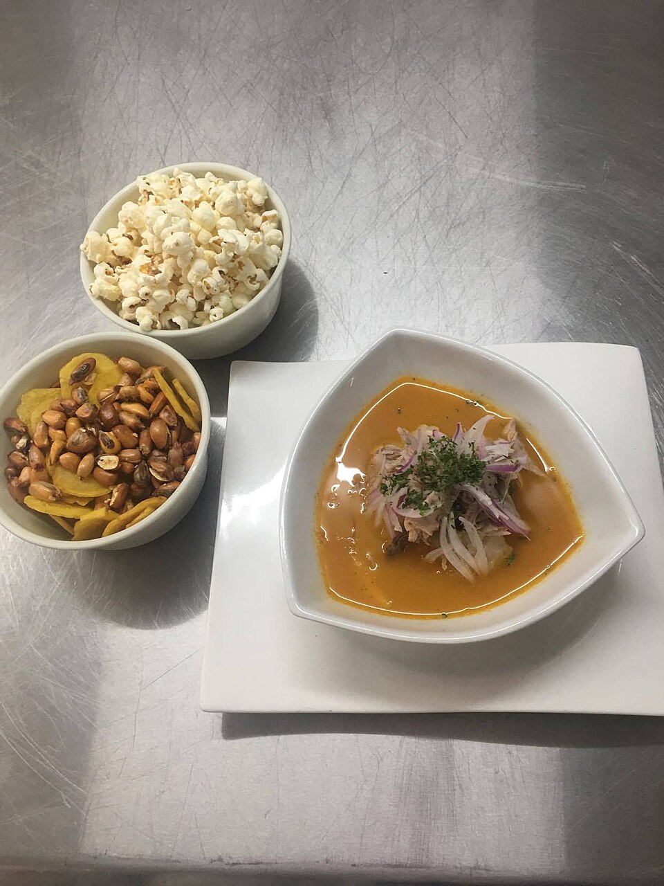 Encebollado ecuatoriano con sus acompañamientos