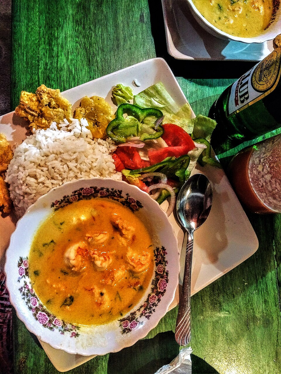 Encocado de camarón con arroz y patacones