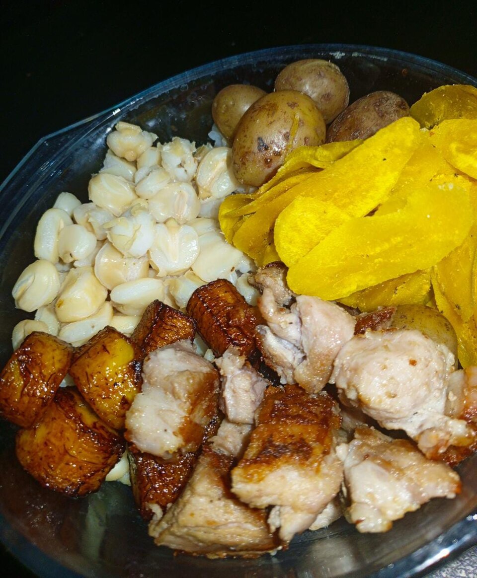 Fritada ecuatoriana con mote y plátano
