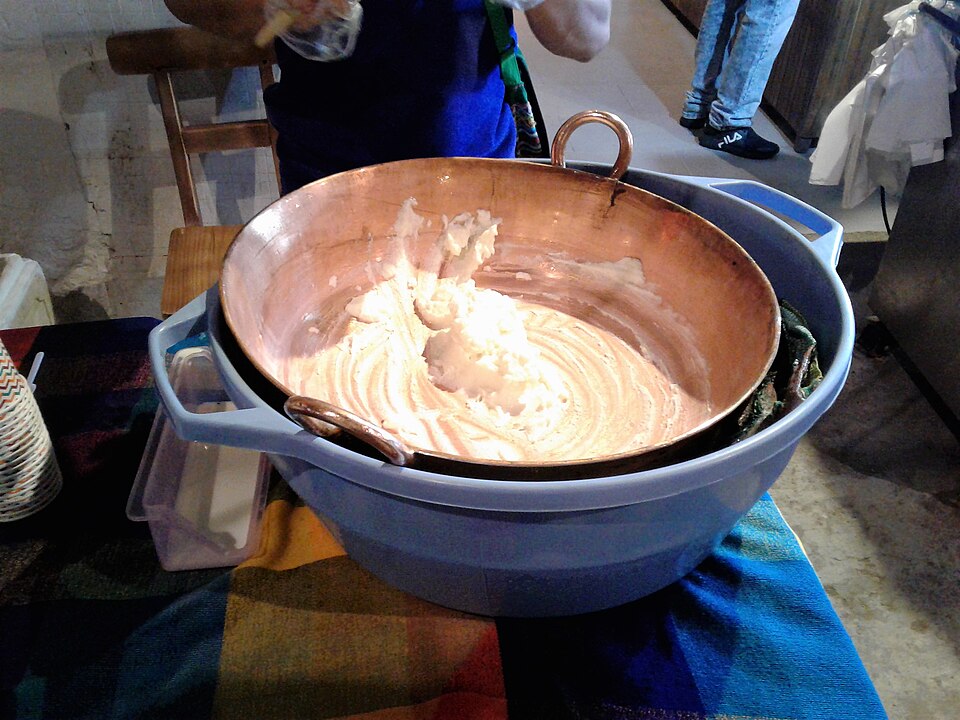 Preparación tradicional del helado de paila