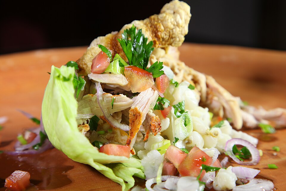 Hornado ecuatoriano servido con mote y ensalada