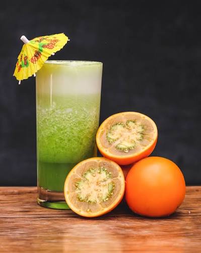Jugo de naranjilla con fruta fresca
