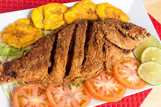 Pescado frito con plátano y lima