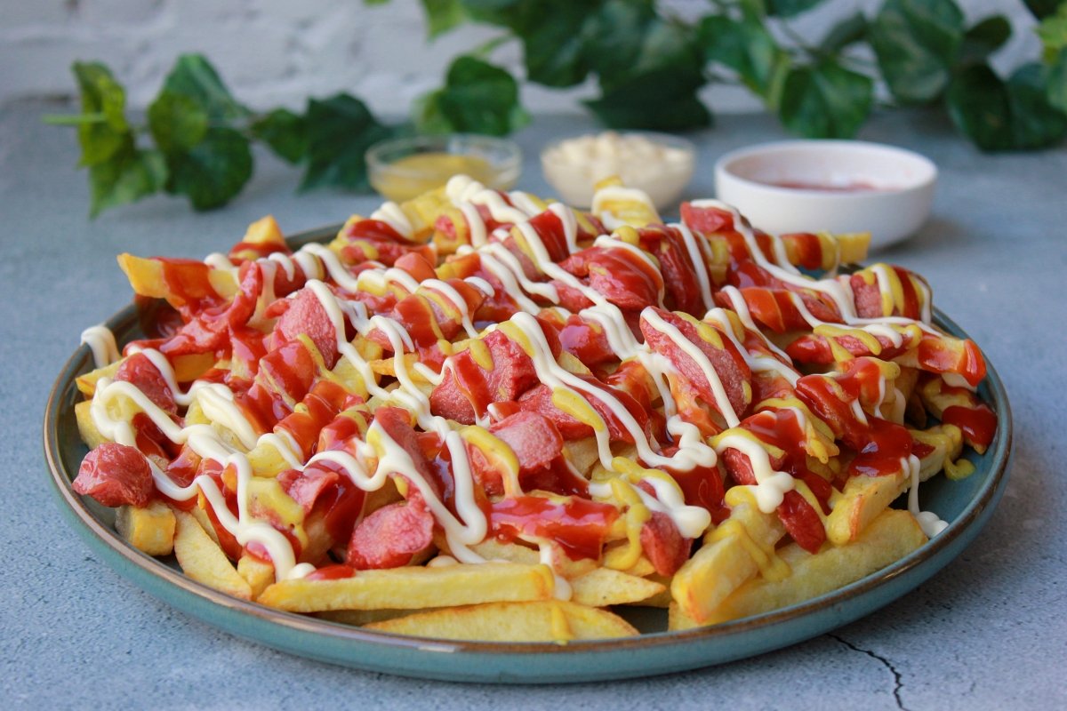 Salchipapa con salsas