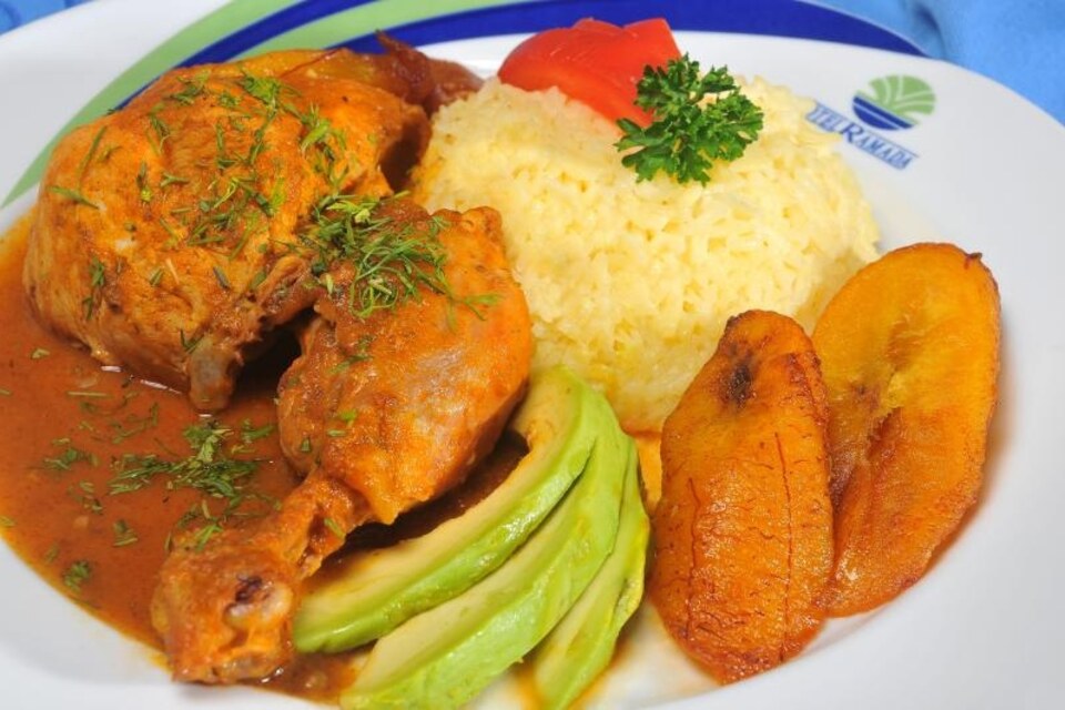 Seco de pollo con arroz, aguacate y plátano