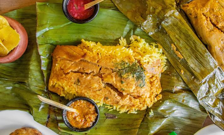 Tonga manabita servida en hoja de plátano