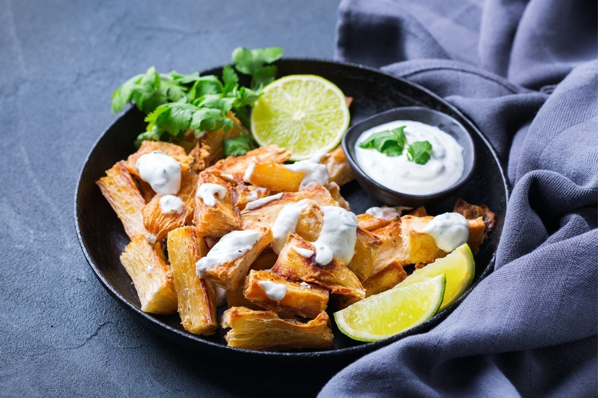 Yuca frita con salsa y lima